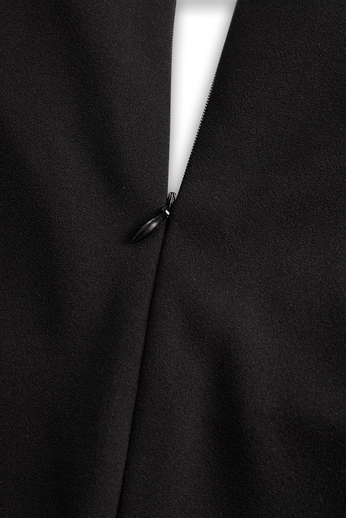 Refined dress with belt